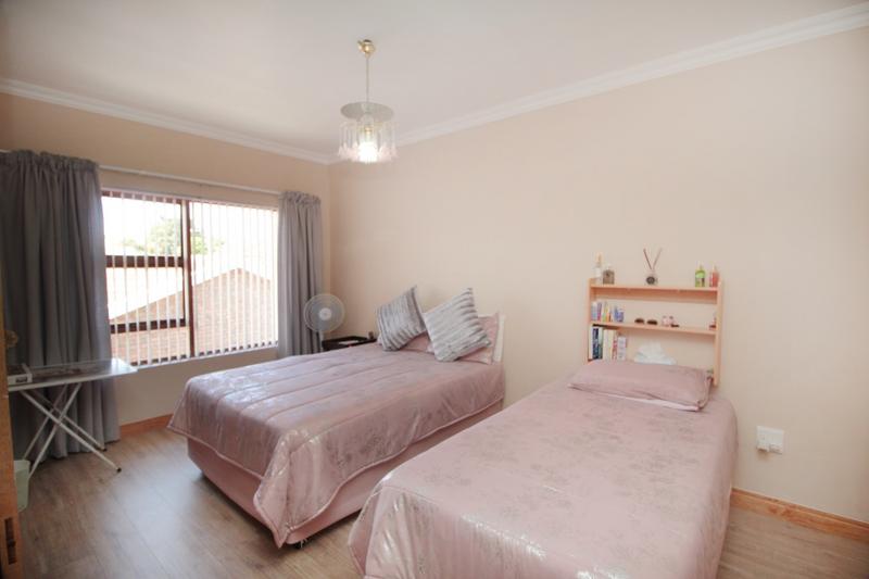 5 Bedroom Property for Sale in Fraaiuitsig Western Cape